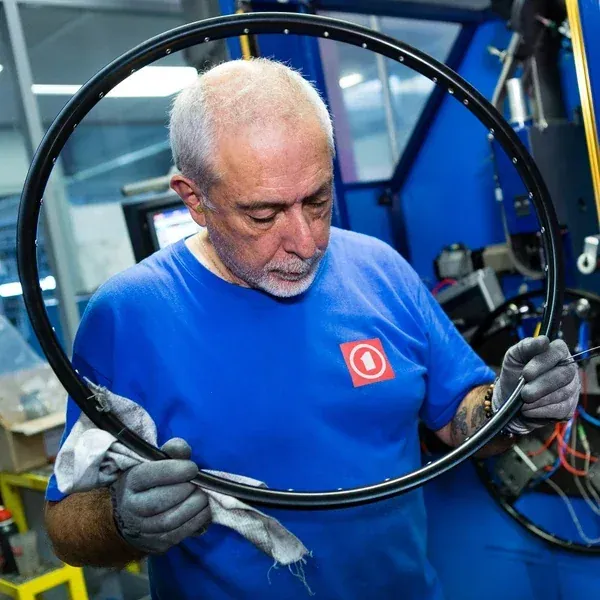 Un operatore Mach1 pulisce e controlla un cerchio nero forato