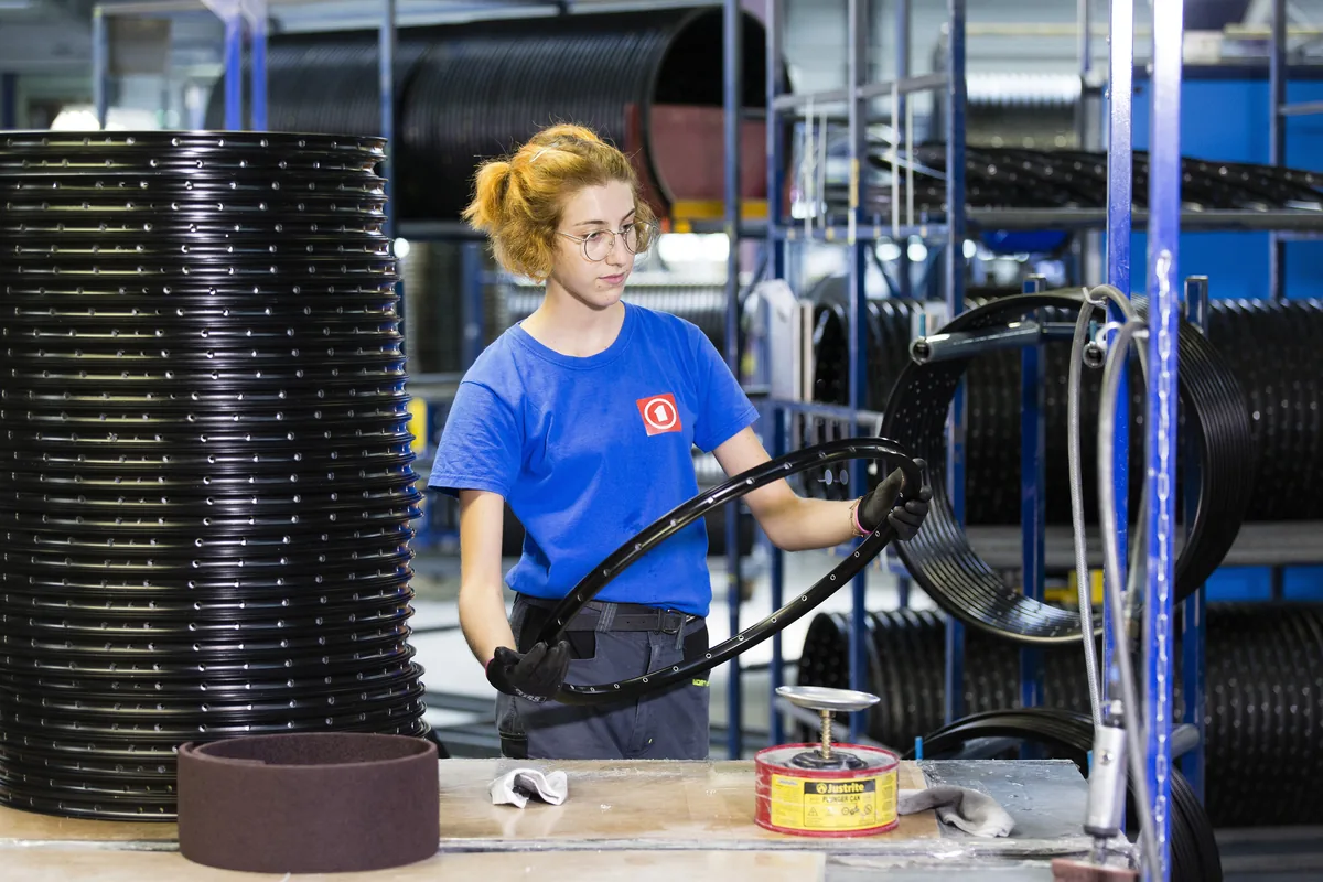 Operatrice Mach1 con un cerchio nero finito davanti alle pile dell'officina