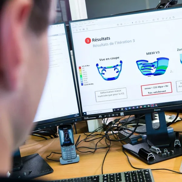 Uno schermo dell'ufficio tecnico Mach1 con i risultati di una simulazione: un cerchio in sezione, colorato secondo la tensione